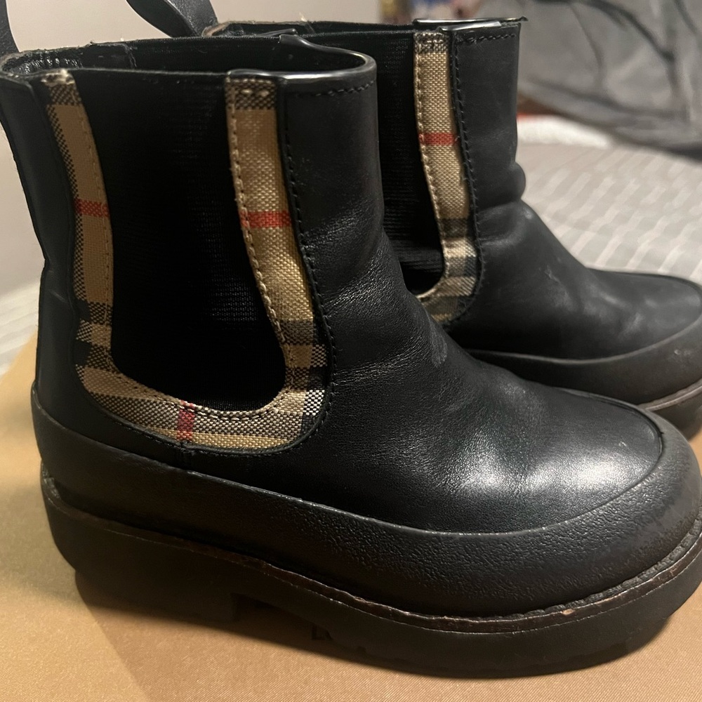 Burberry Girl Boots size 28
